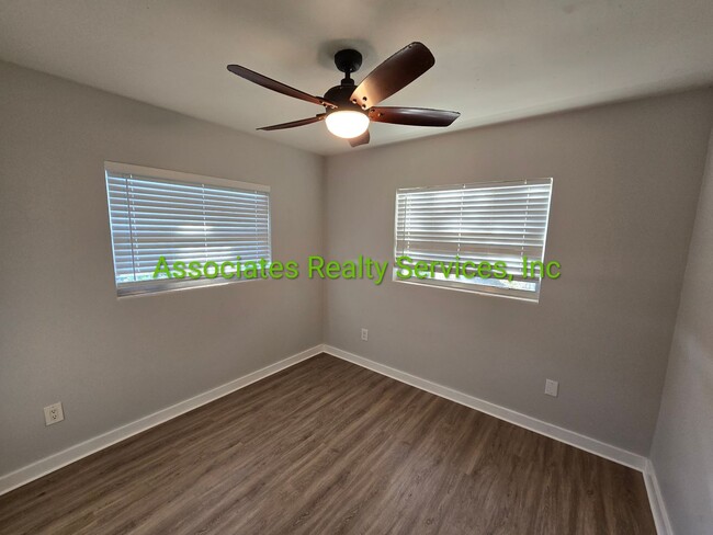 Building Photo - Beautiful 3/1 in SE Gainesville!