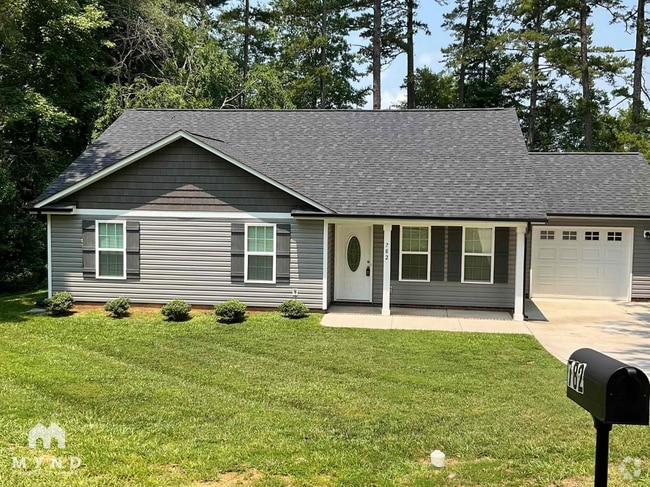 Building Photo - 782 Skyland Dr