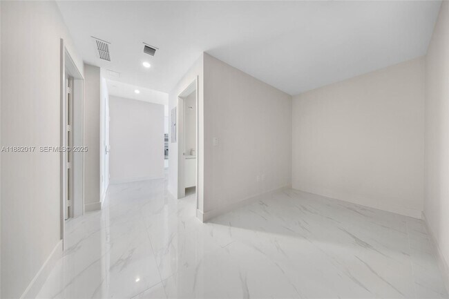 Building Photo - 700 NE 24th St