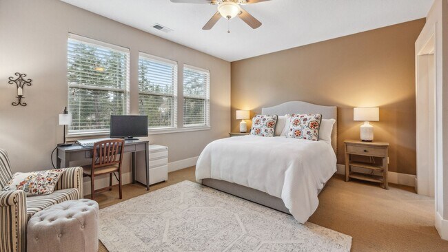 Building Photo - Modernly Elegant Townhome w/ 2 Primary Suites +2.5 bathrooms in Beautiful Peterkort!