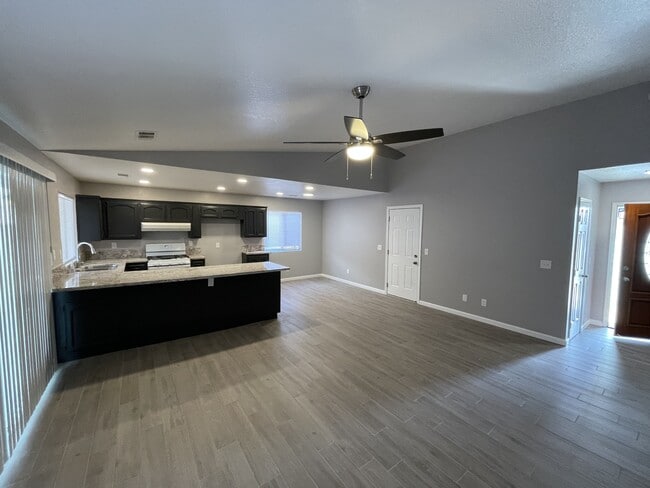 Building Photo - 2800 E Valley Oaks Dr