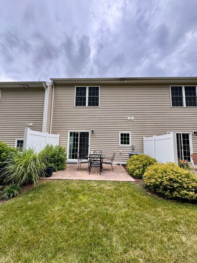 Building Photo - Townhouse for Rent in Spring Oaks!