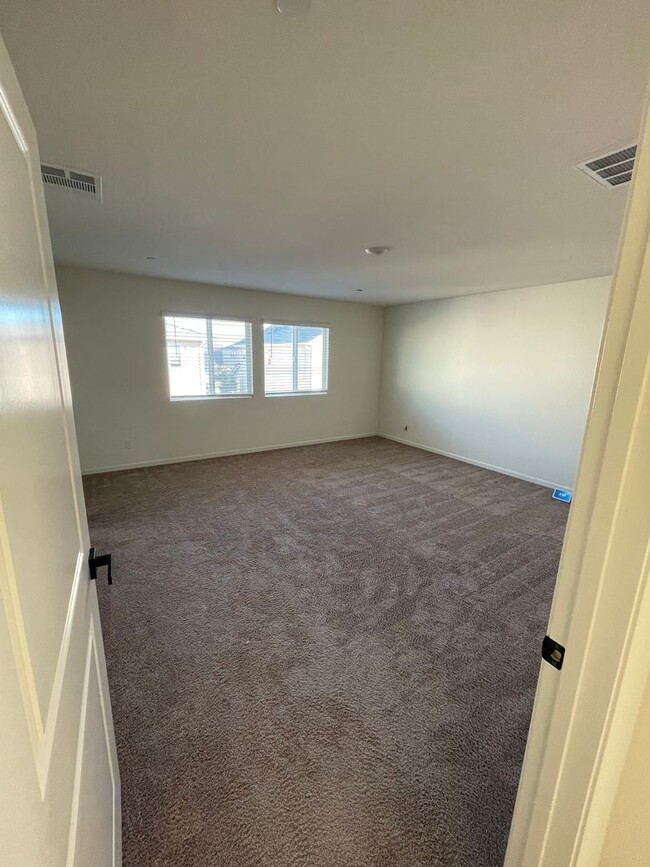 Building Photo - Beautiful 4 bed 2.5 bath in Sacramento!