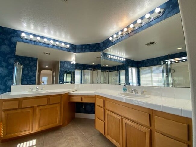 Building Photo - Great 5 Bd/3Bth in the San Marcos Santa Fe...