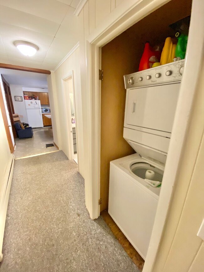 Building Photo - 203 Maple St