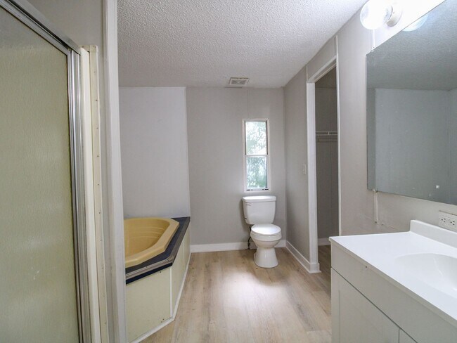 Building Photo - Completely Updated 3BR/2BA Trailer in Musc...