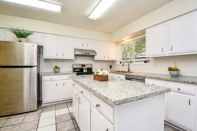 Building Photo - 16823 Cobble Ridge Dr
