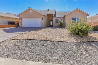 Building Photo - Pet Friendly 4 Bed 2 Bath Home!