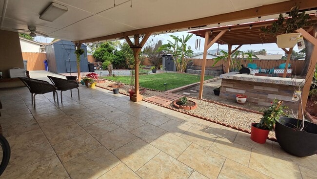 Building Photo - Spacious 3 bed 1 bath with a large backyard!