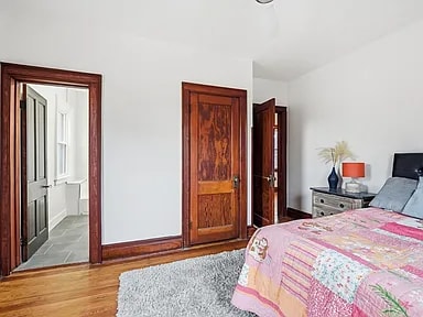 Building Photo - 402 E 18th St