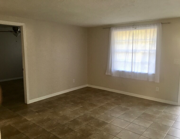 living room - 1027 Hagle Park Rd