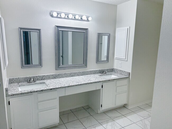 Building Photo - 16718 Stoney Glade