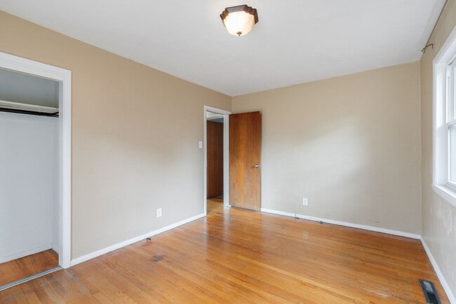 Building Photo - 1411 Custer Ave