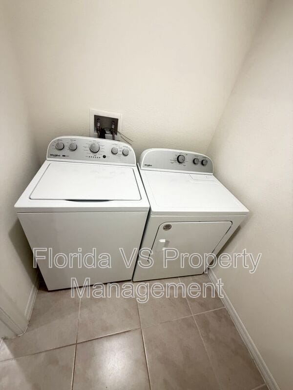 Building Photo - 804 Horsetail Dr