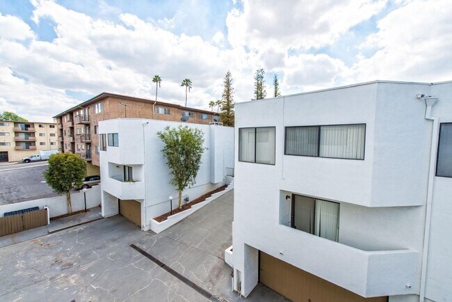 Building Photo - Modern Style 3 Bed / 3 Bath Townhouse + Bonus Room in North Alhambra!