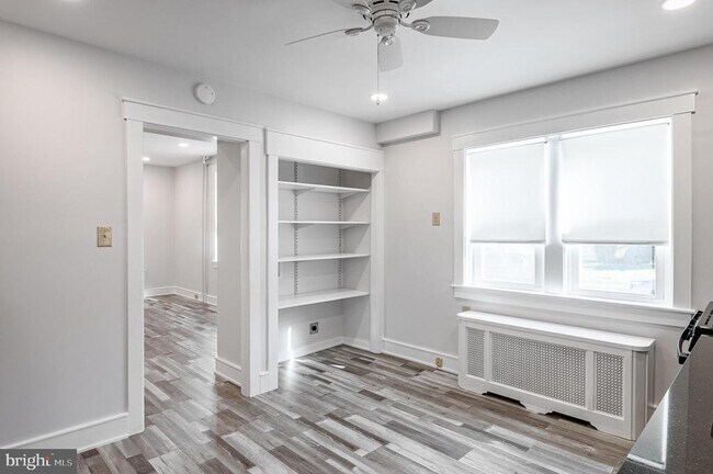 Building Photo - 910 E Bellevue Ave