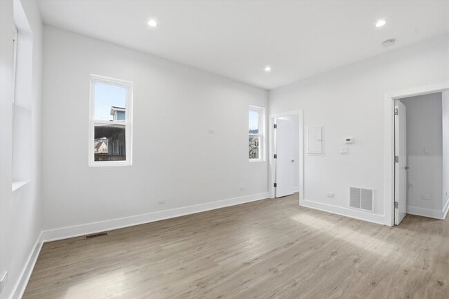 Building Photo - 3040 N Drake Ave