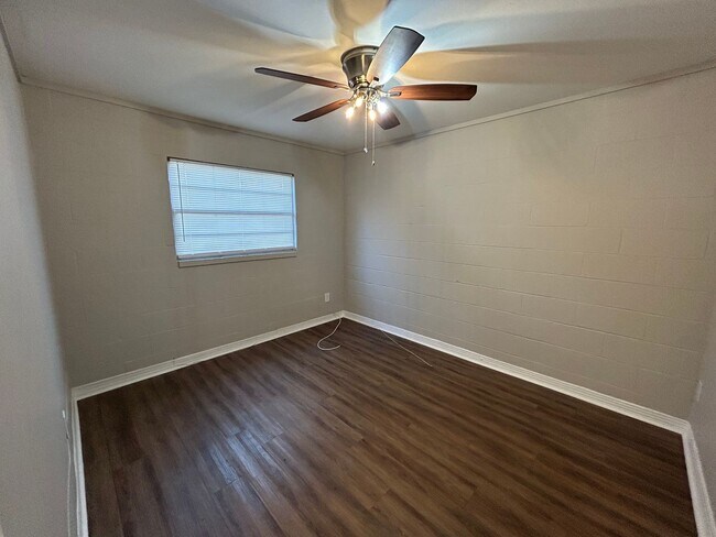 Building Photo - 2150 Saxon St