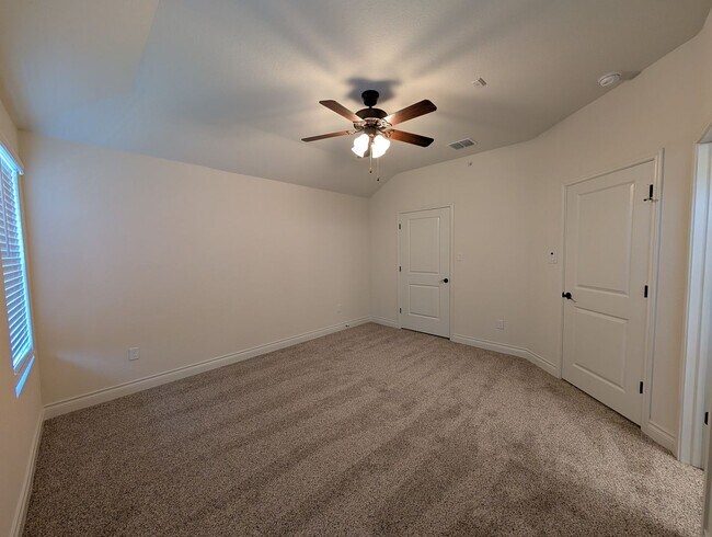 Building Photo - 1 MONTH FREE RENT / Close to HWY for Commu...