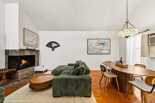 Building Photo - 906 Kings Rd