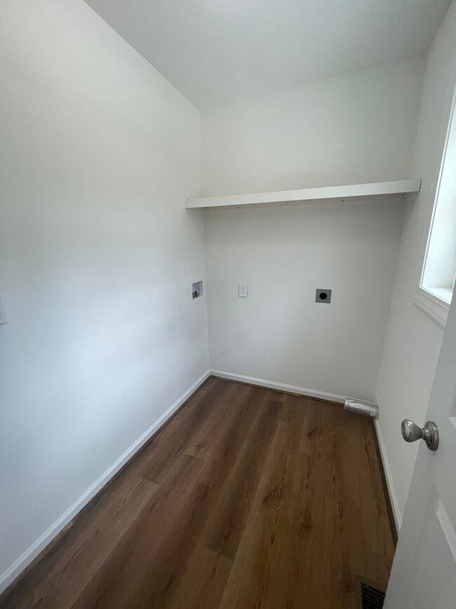 Building Photo - 350 Pinewood Cir