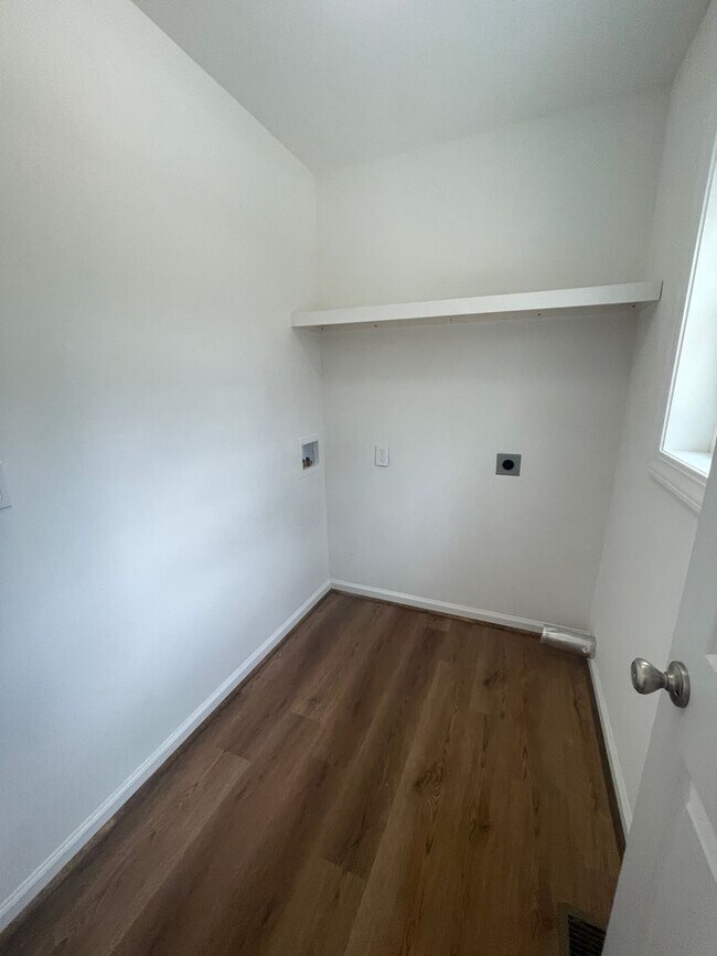 Building Photo - 350 Pinewood Circle