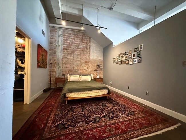 Building Photo - 915 N San Jacinto St