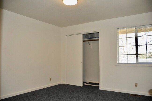 Building Photo - 2 bed 1 bath duplex Post Falls