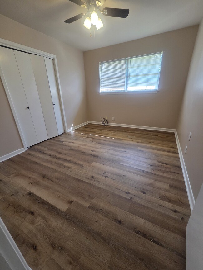 Building Photo - 3501 Robinhood Ln