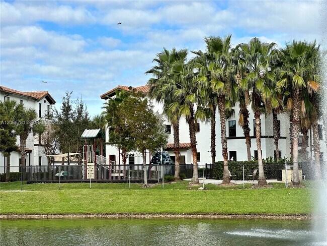 Building Photo - 9427 Fontainebleau Blvd