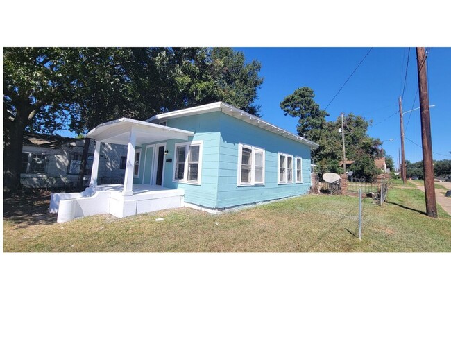 Primary Photo - Gorgeous 3 bedroom/2 bath home w/ central ...