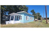 Building Photo - Gorgeous 3 bedroom/2 bath home w/ central ...