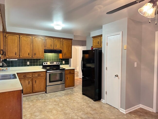 Building Photo - Centrally Located in St. B! 3 Bedrooms and 2.5 Baths! Fenced Backyard! Short term lease available!