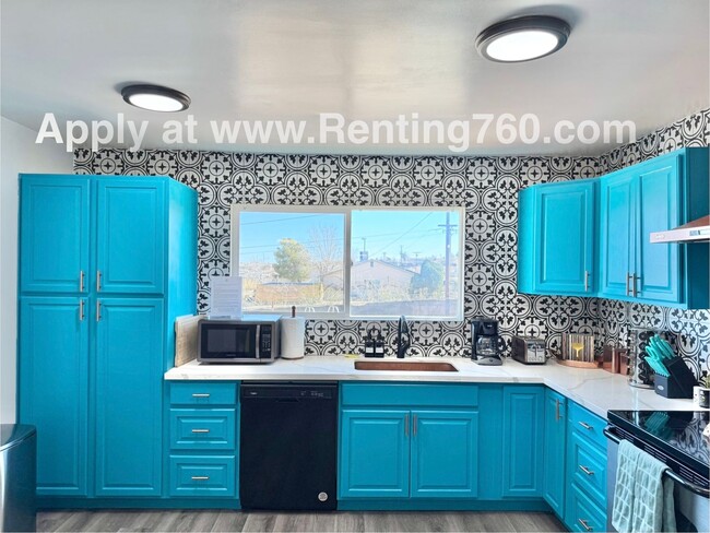 Building Photo - Newly Remodeled/Updated 3 bedroom 2 bathro...