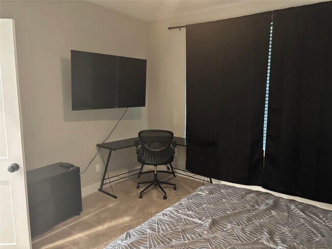 Building Photo - 6831 Paris St