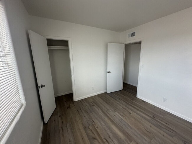 Building Photo - 5431 N Lakeshore Dr