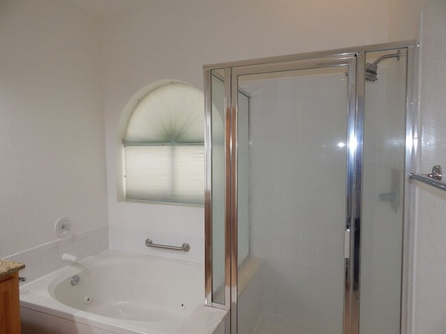 Building Photo - 3 Bedrooms 2 Bathrooms close to Sabino Canyon