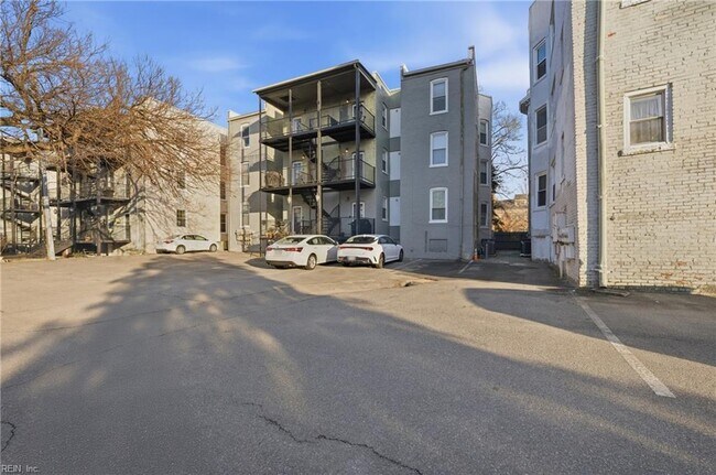 Building Photo - 1015 Colonial Ave