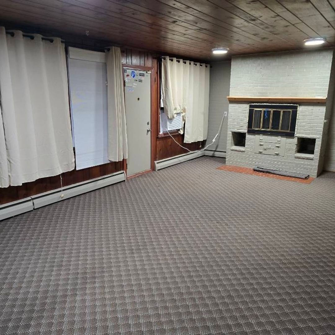Building Photo - 370 W Square Lake Rd