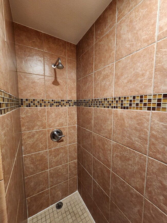 Building Photo - Beautiful 3 Bedroom Home In Great Neighborhood!