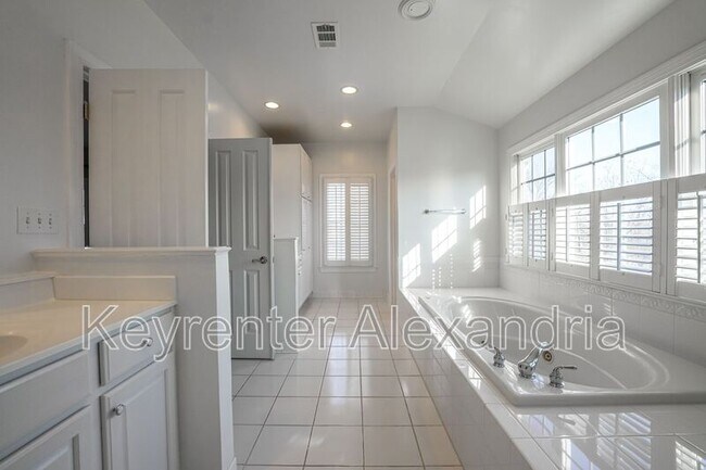 Building Photo - 13568 Heritage Farms Dr