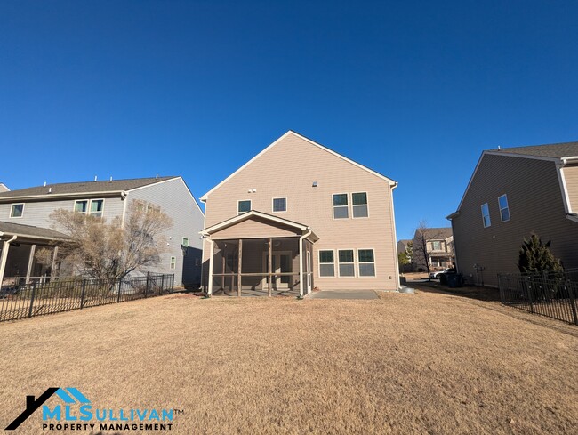 Building Photo - 833 Poplar St