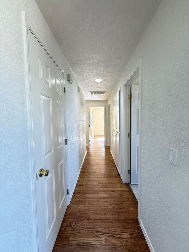 Building Photo - Immaculate 3 bedroom, 2 bath home in desirable Medford Neighborhood!