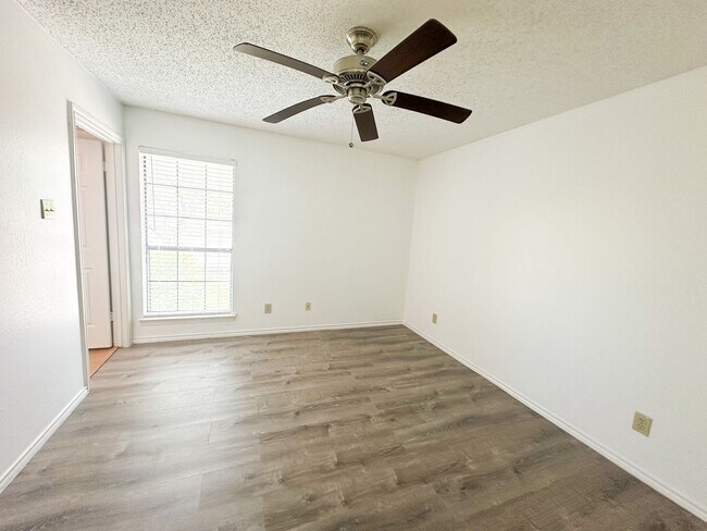 Building Photo - 16301 Ledgemont Ln