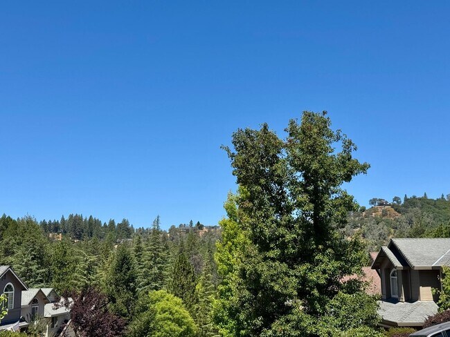 Building Photo - Spacious 3 bedroom, 3 bath bi-level home nestled in the scenic Sierra Nevada foothills