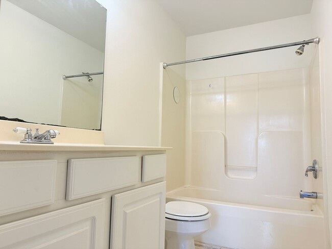 Building Photo - Spacious 2-Bed, 2-Bath Apartment at The Re...