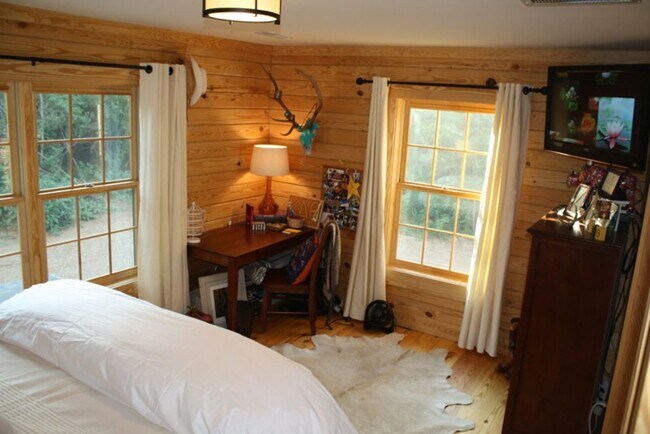 Building Photo - 6/1/2028 Move in - Student Housing 6 BR 3 Bath Log Cabin