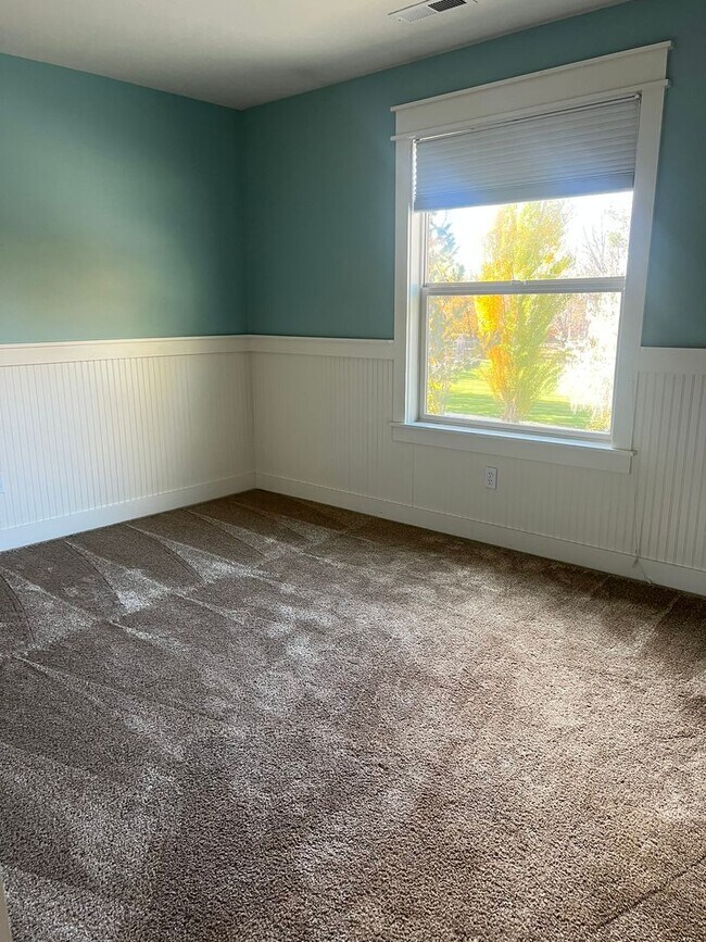 Building Photo - "Luxury Living: Stunning home with marble counter tops & Fireplace!"