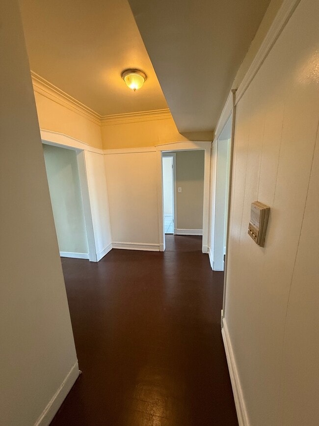 Building Photo - 715 W 57th St