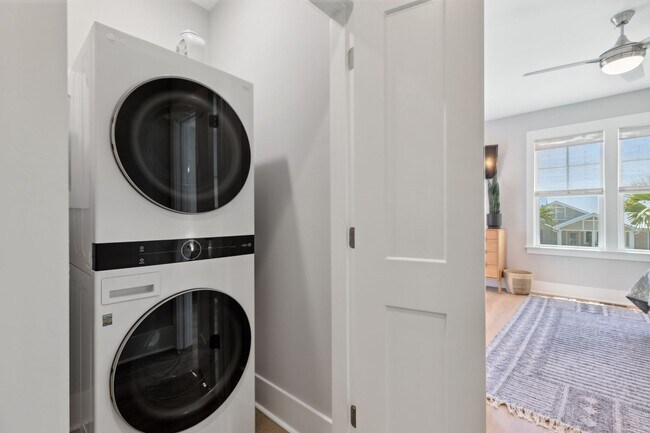 Building Photo - NEW HIGH END OFF-SEASON RENTAL NOW AVAILABLE